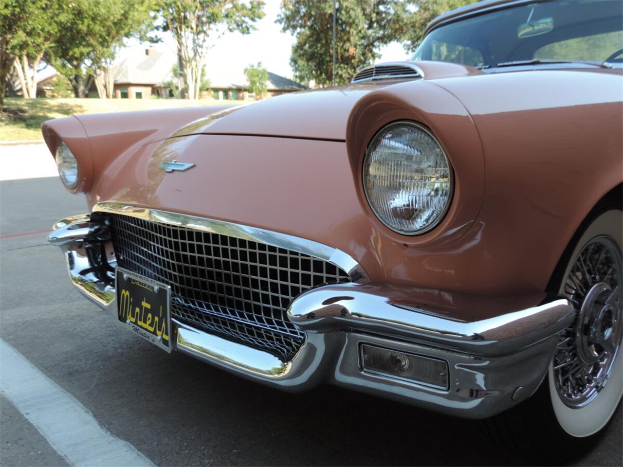 Ford-Thunderbird-1957-Coral-Sand-White-22