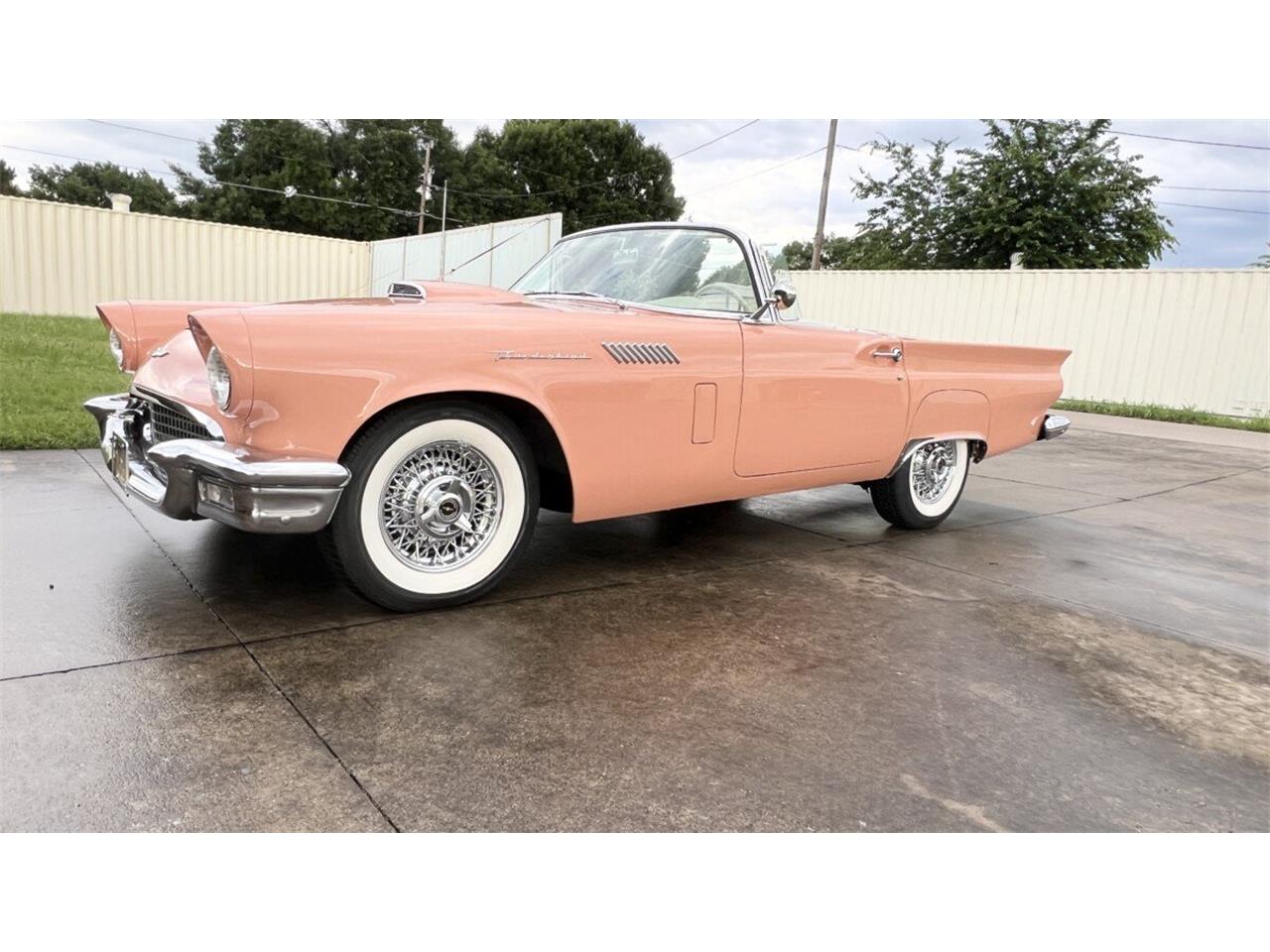 Ford-Thunderbird-1957-Coral-Sand-White-3