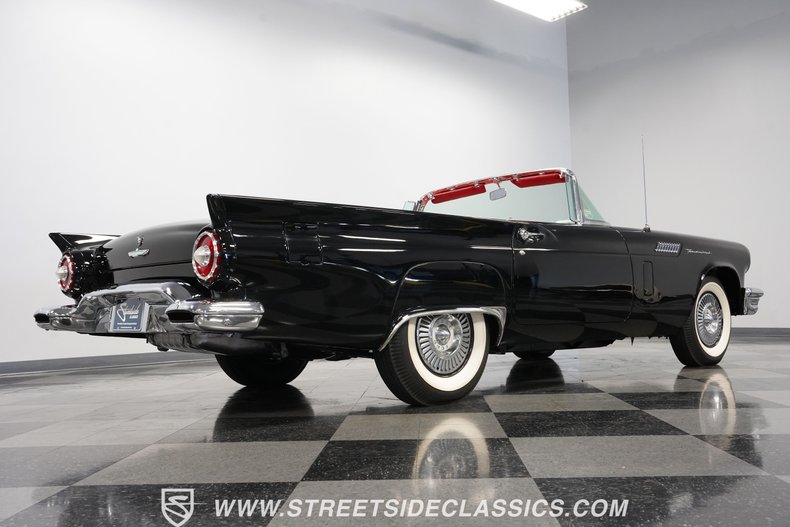 Ford-Thunderbird-1957-Raven-Black-Flame-Red-31