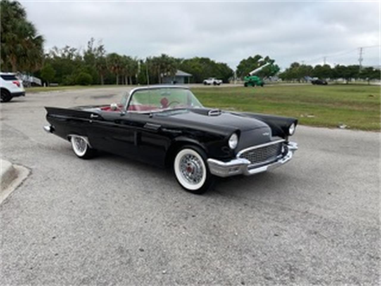 Ford-Thunderbird-1957-Raven-Black-Red-3