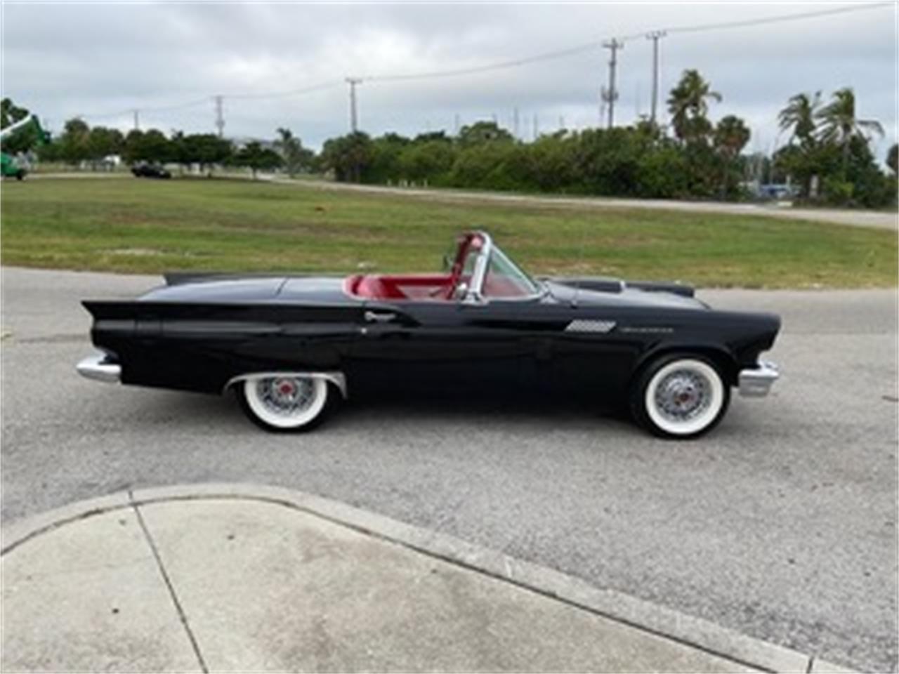 Ford-Thunderbird-1957-Raven-Black-Red-4