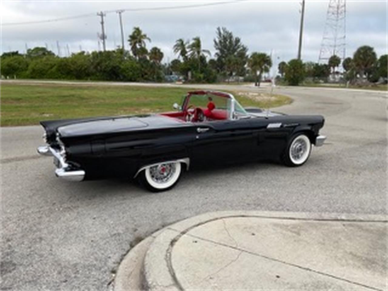 Ford-Thunderbird-1957-Raven-Black-Red-5