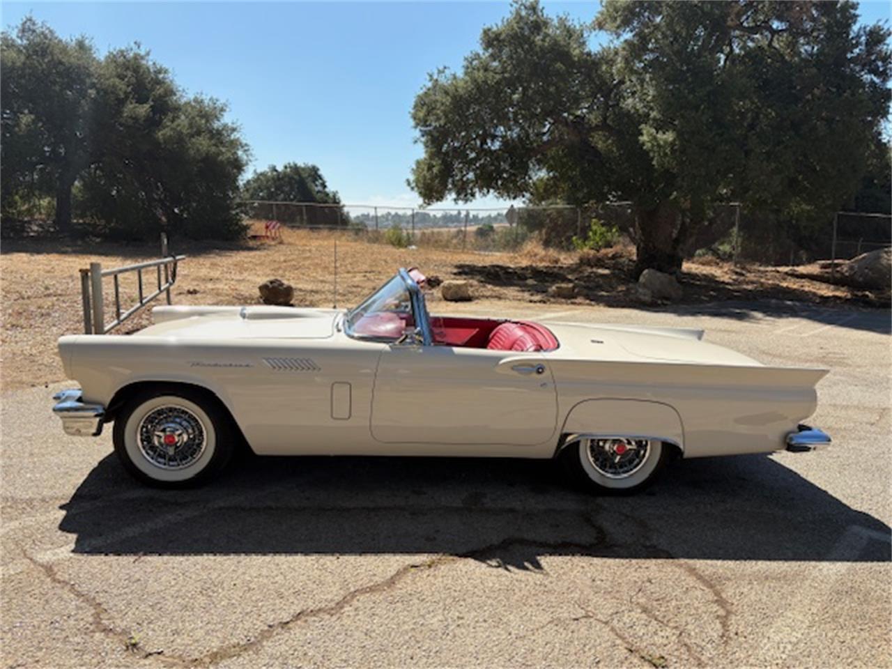 Ford-Thunderbird-1957-WHITE-RED-2