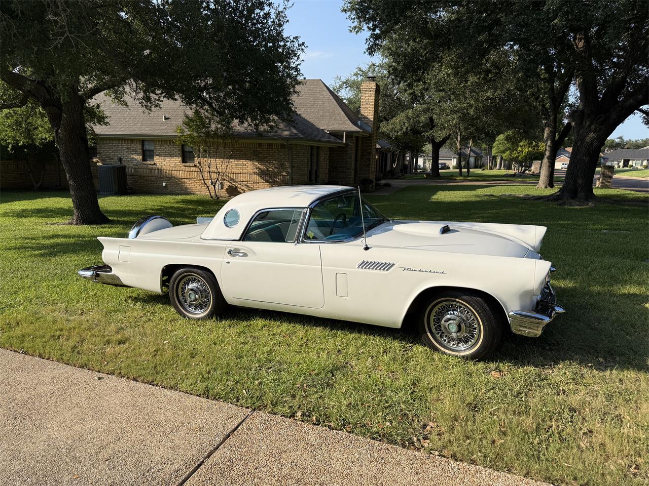 Ford-Thunderbird-1957-White-Peacock-Blue-1
