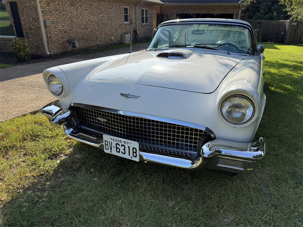 Ford-Thunderbird-1957-White-Peacock-Blue-26