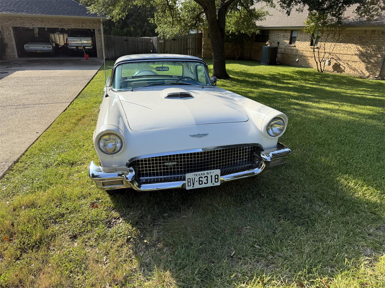 Ford-Thunderbird-1957-White-Peacock-Blue-27