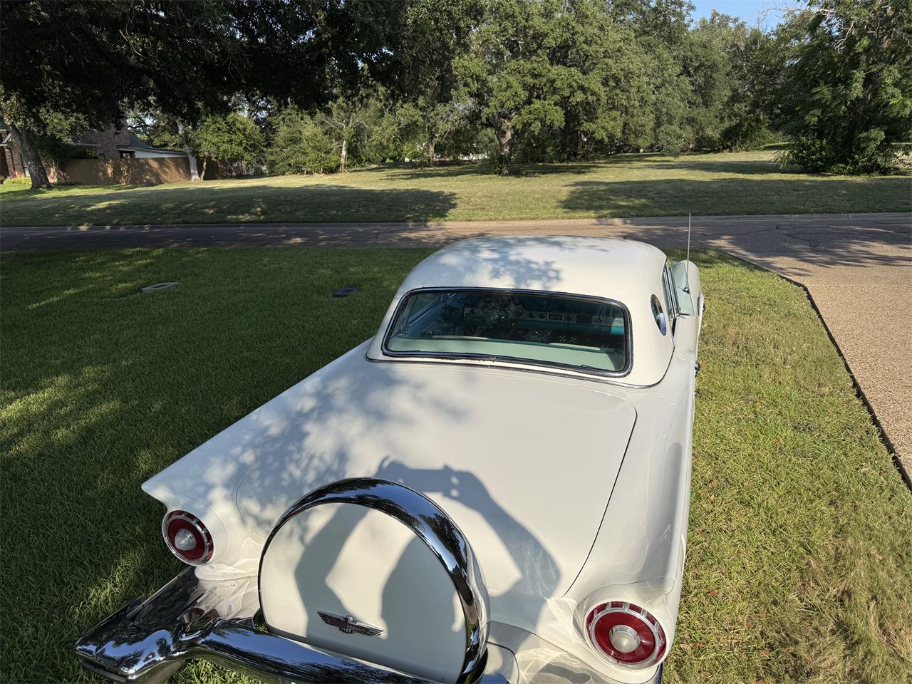 Ford-Thunderbird-1957-White-Peacock-Blue-29