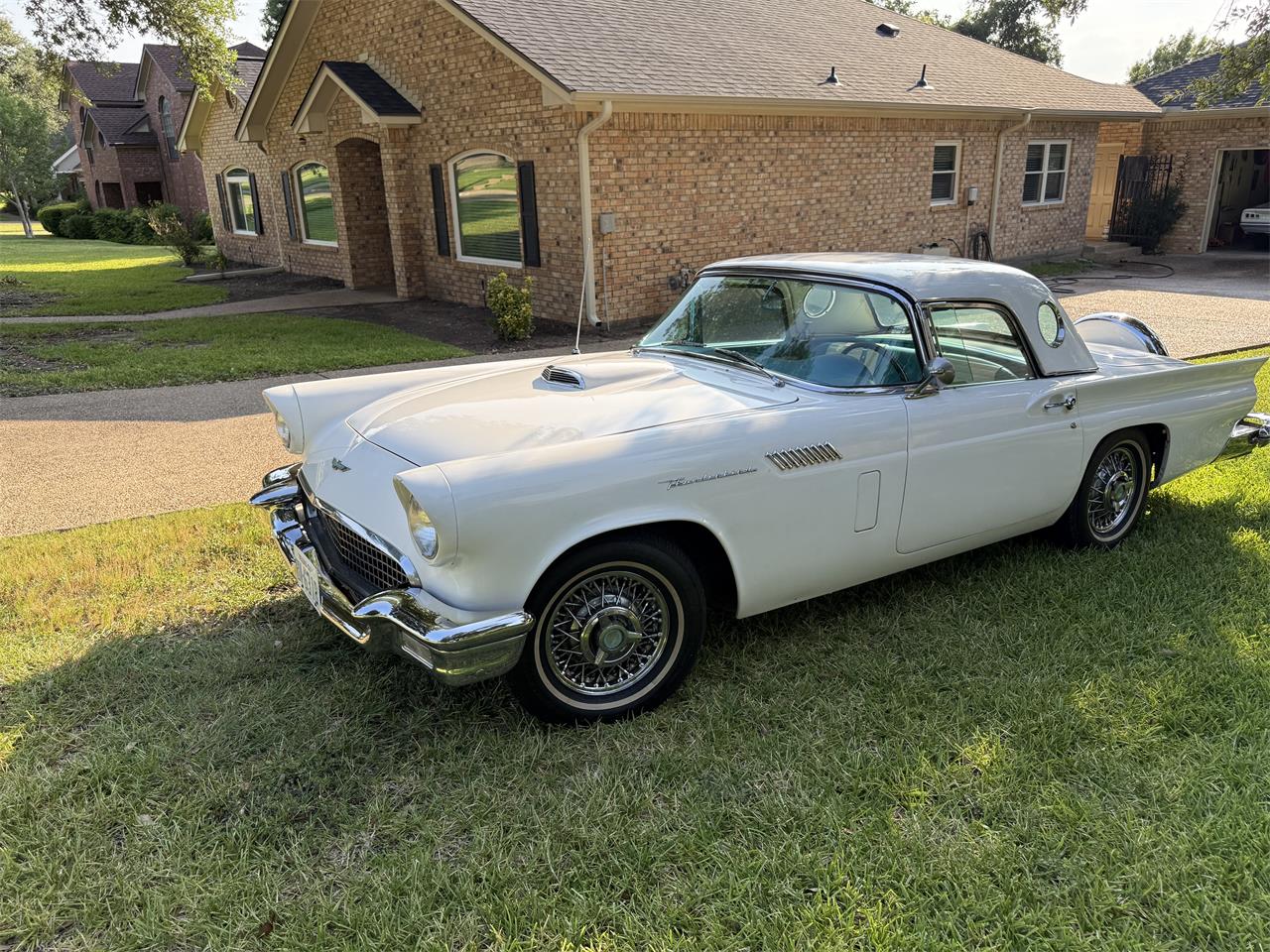 Ford-Thunderbird-1957-White-Peacock-Blue-32