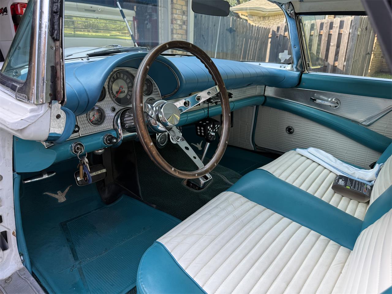 Ford-Thunderbird-1957-White-Peacock-Blue-34