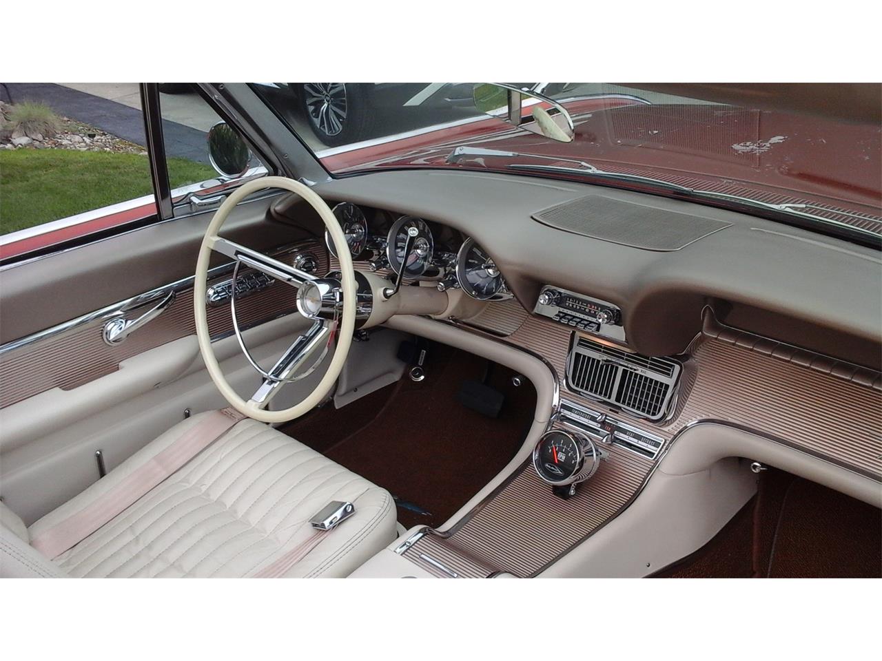 Ford-Thunderbird-1962-Chestnut-Pearlescent-Beige-22