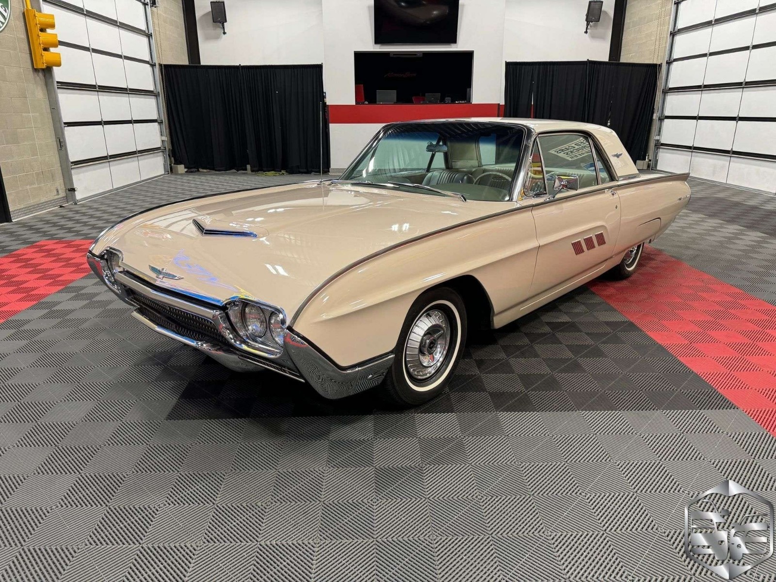 Ford-Thunderbird-1963-Coupe-3
