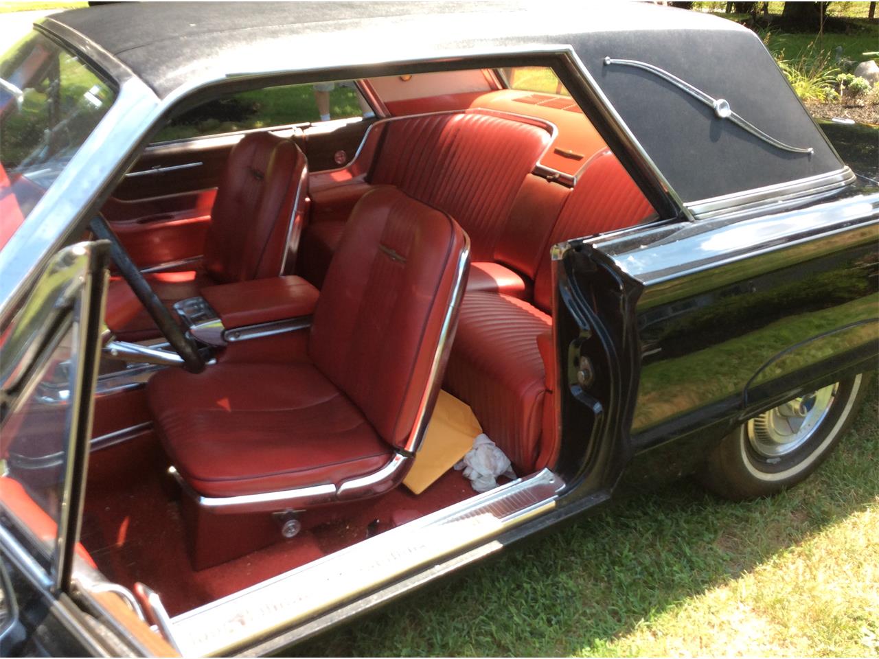 Ford-Thunderbird-1965-Black-Red-2