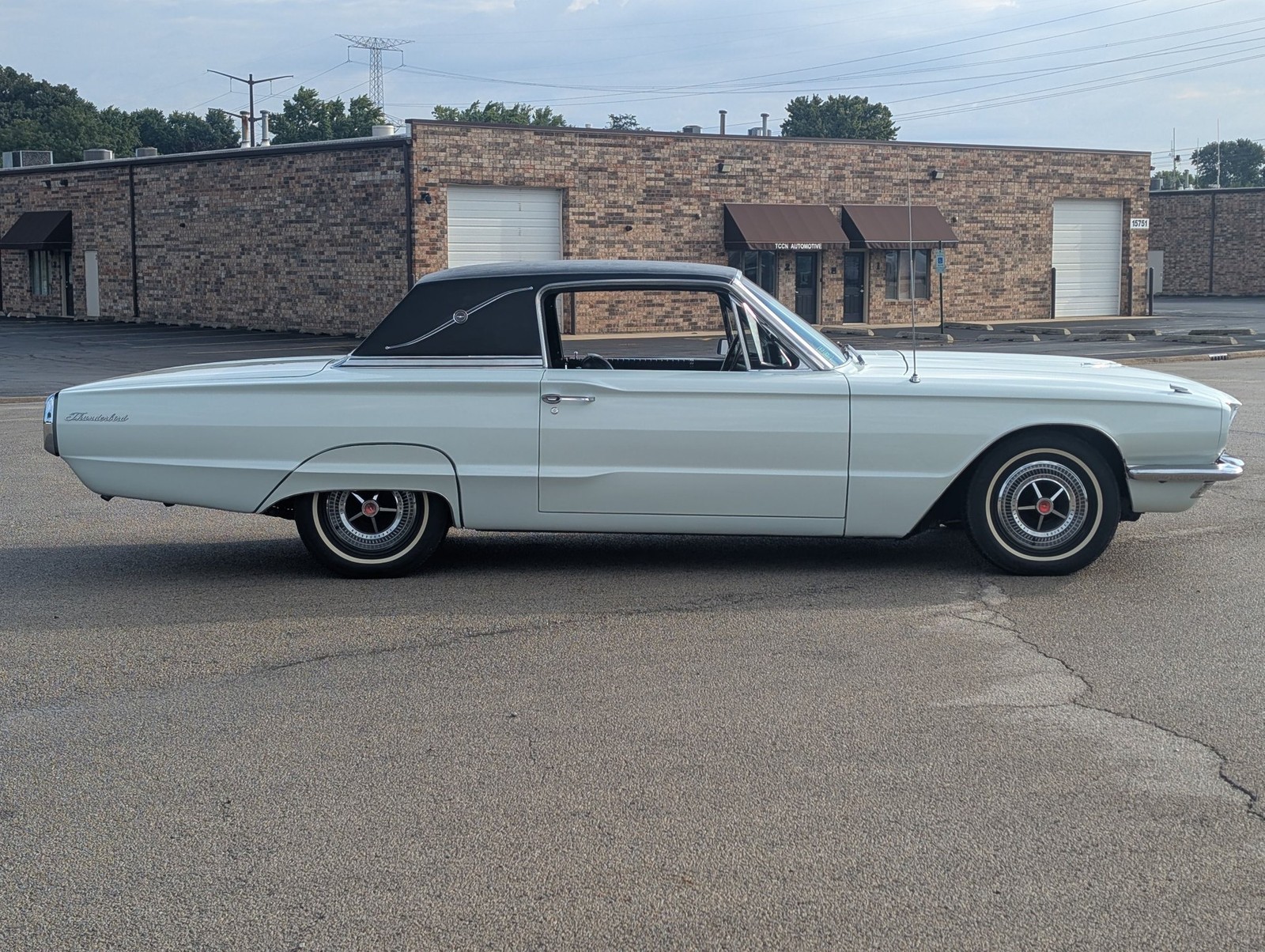 Ford-Thunderbird-1966-Coupe-14