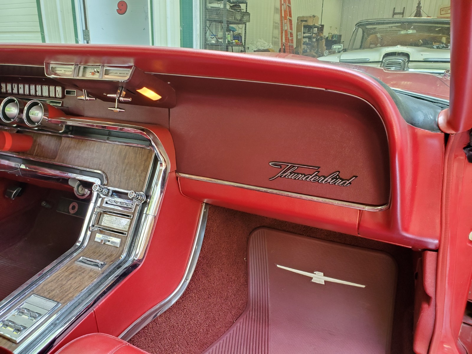 Ford-Thunderbird-1966-Coupe-15