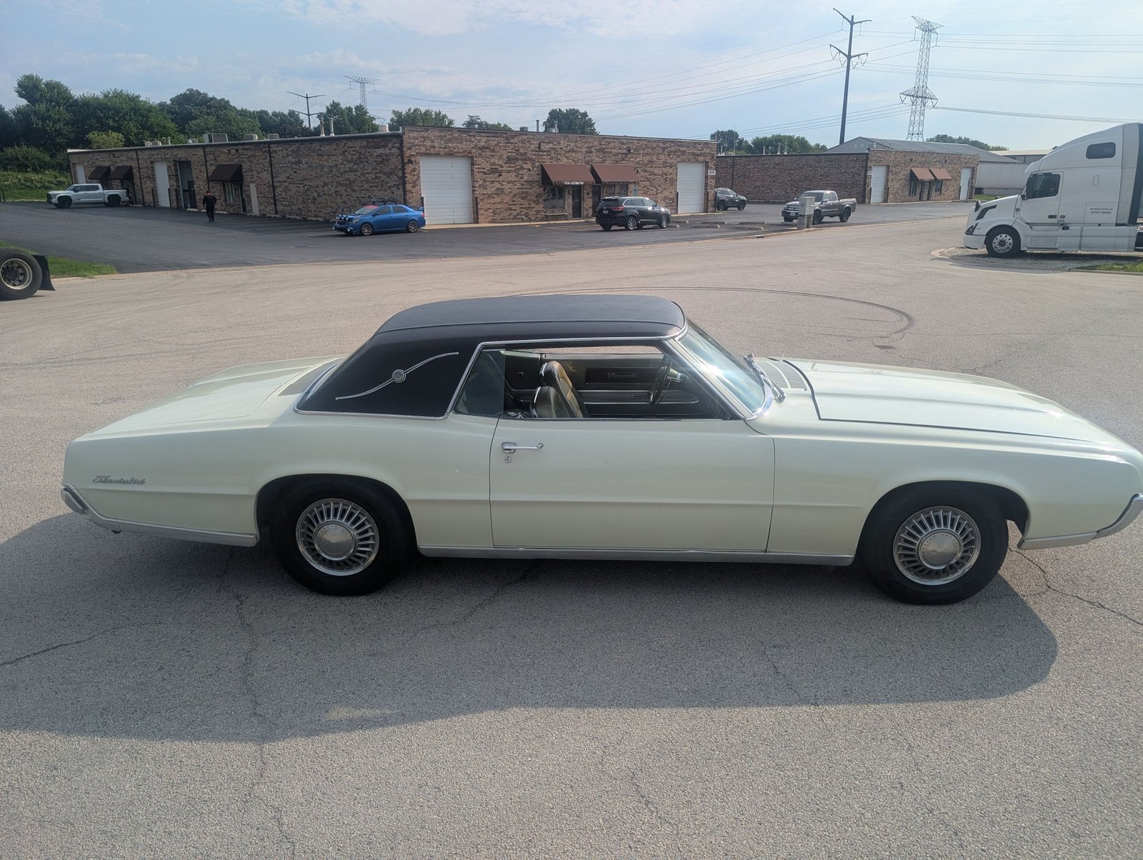 Ford-Thunderbird-1967-Coupe-23