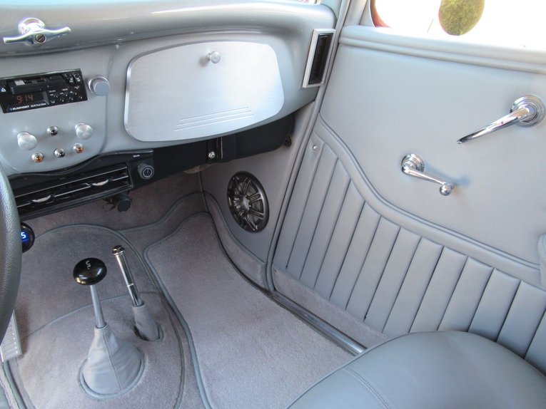 Ford-Tudor-1934-Red-Gray-8