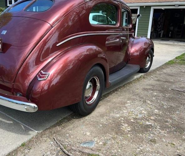 Ford-Tudor-1940-Burgundy-Beige-2