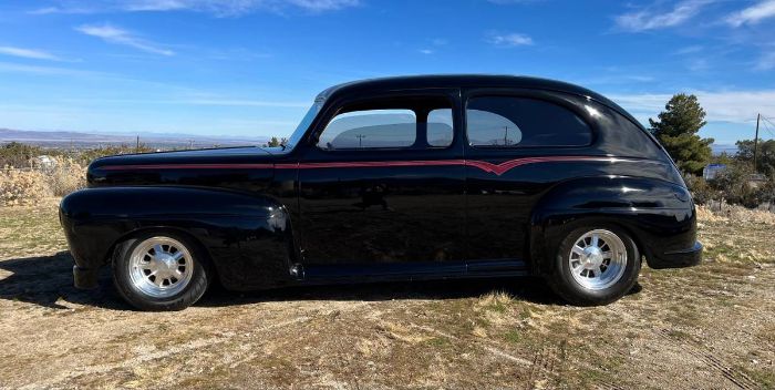 Ford-Tudor-1946-Black-Red-15