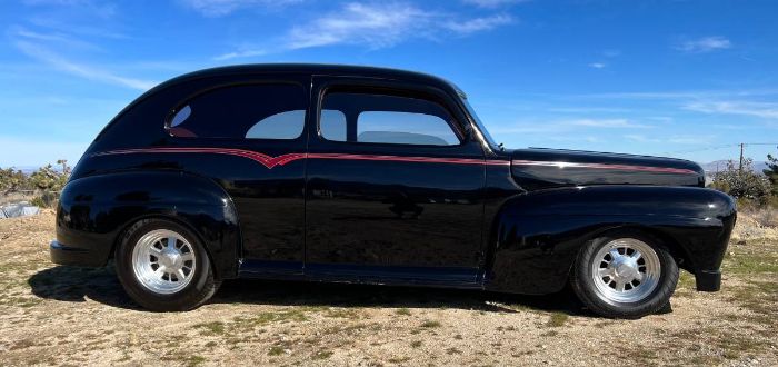 Ford-Tudor-1946-Black-Red-17