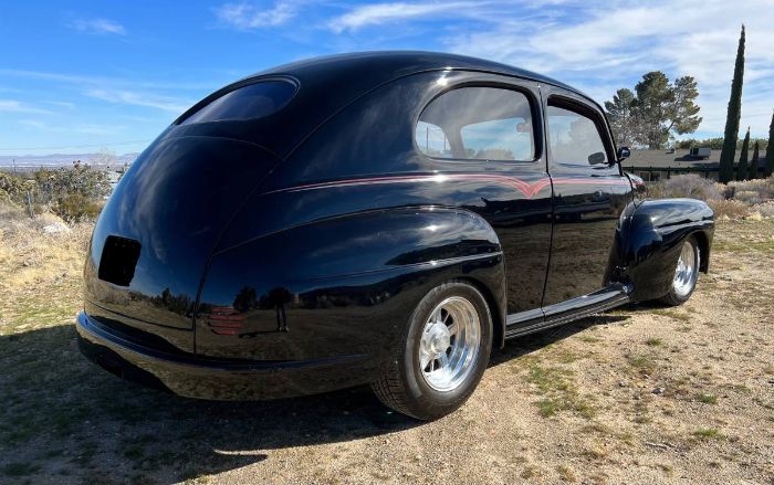 Ford-Tudor-1946-Black-Red-2