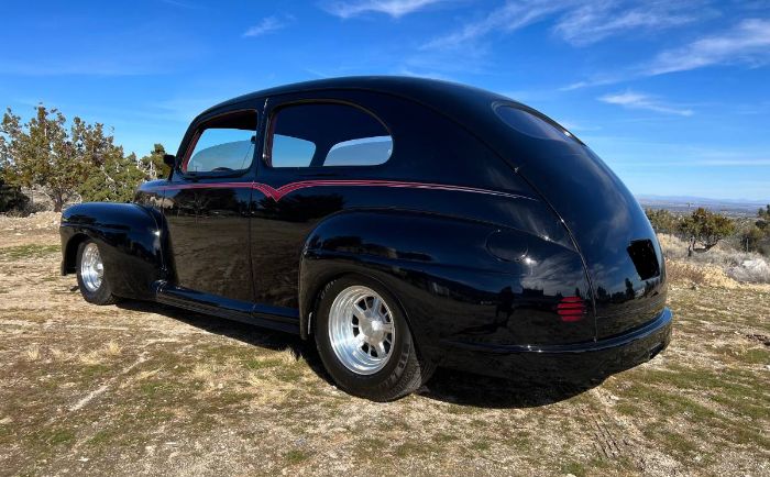 Ford-Tudor-1946-Black-Red-3