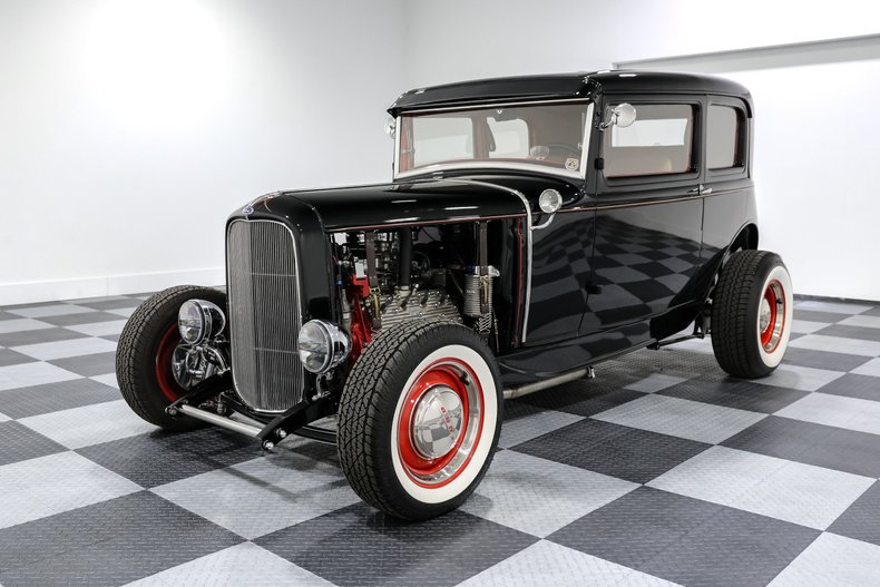 Ford-Victoria-1930-Black-Tan-1