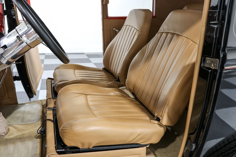 Ford-Victoria-1930-Black-Tan-16