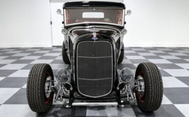 Ford-Victoria-1930-Black-Tan