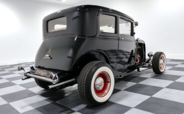 Ford-Victoria-1930-Black-Tan-7