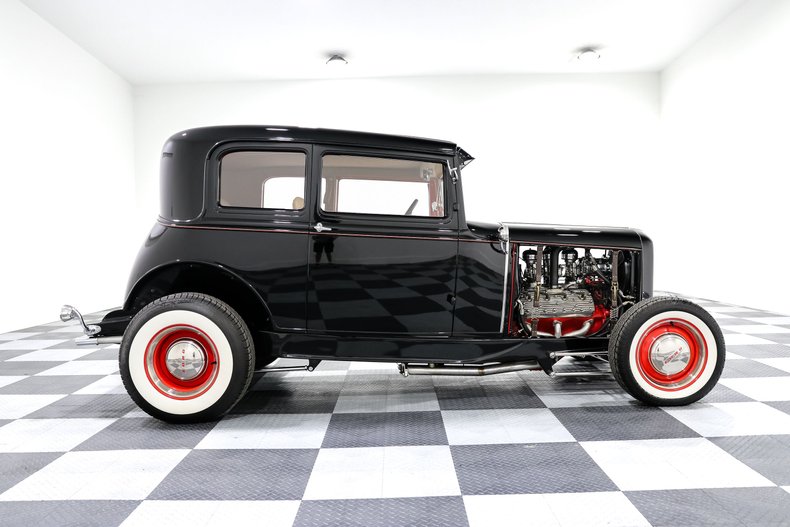 Ford-Victoria-1930-Black-Tan-8