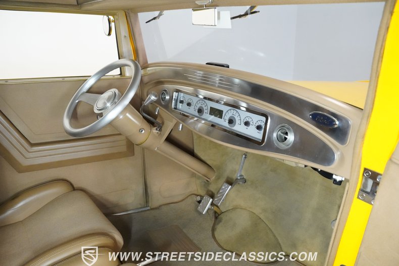 Ford-Victoria-1930-Yellow-Tan-2