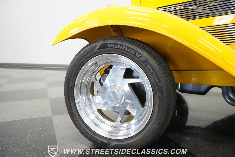 Ford-Victoria-1930-Yellow-Tan-24