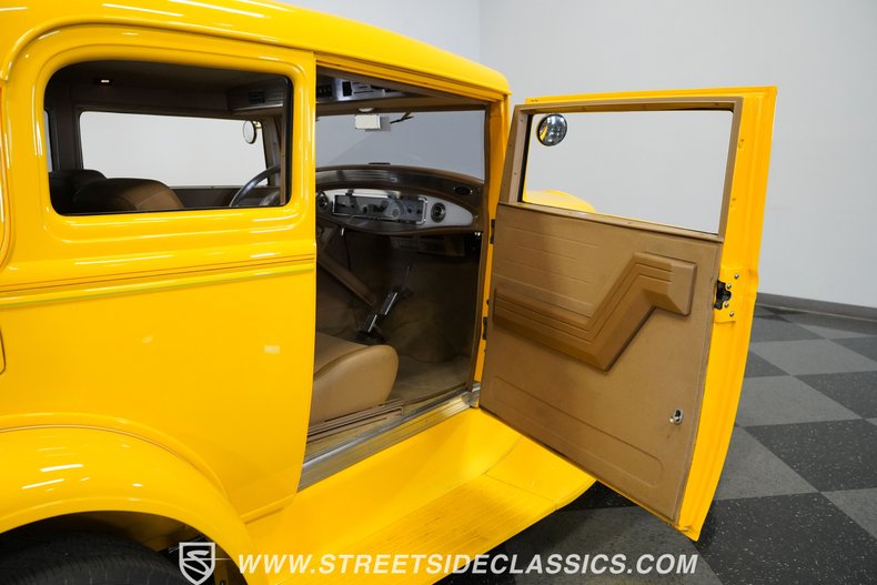 Ford-Victoria-1930-Yellow-Tan-46