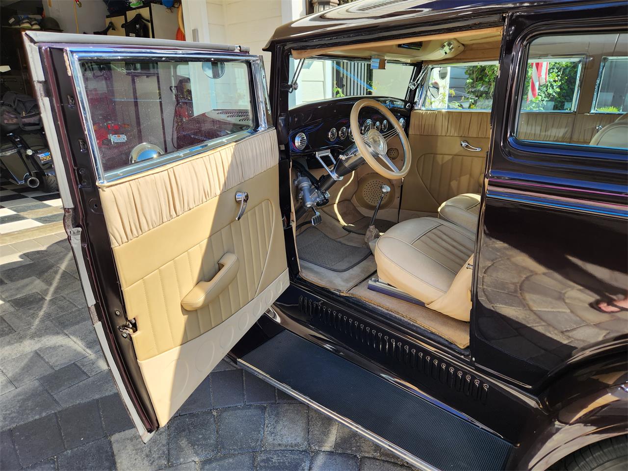 Ford-Victoria-1931-Burgundy-Tan-2