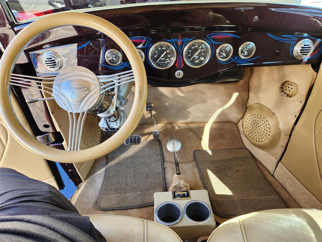 Ford-Victoria-1931-Burgundy-Tan-4