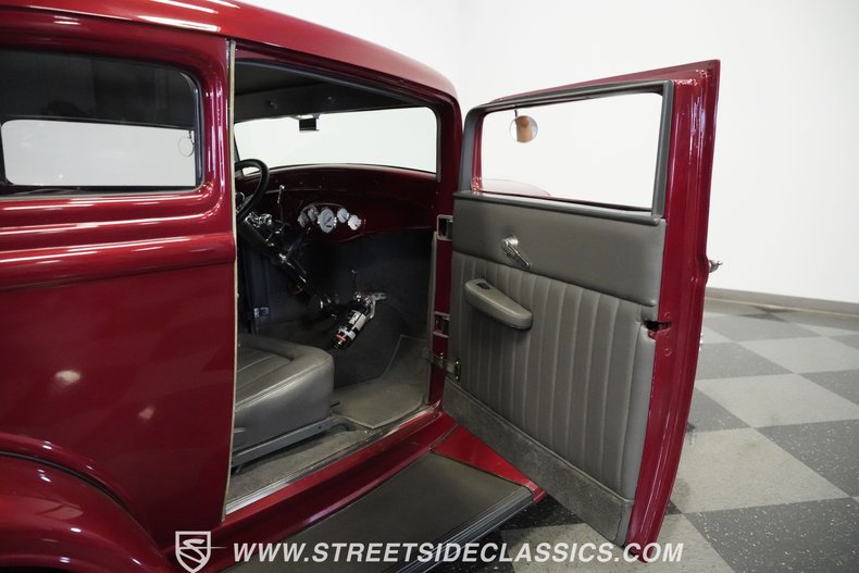 Ford-Victoria-1932-Burgundy-Dark-Gray-10
