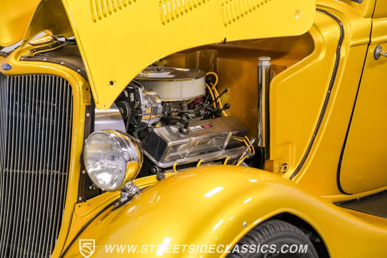 Ford-Victoria-1933-Gold-Gray-11