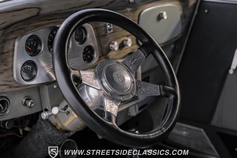 Ford-Victoria-1933-Gold-Gray-19