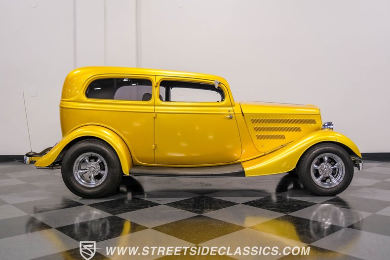 Ford-Victoria-1933-Gold-Gray-22