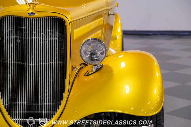 Ford-Victoria-1933-Gold-Gray-29