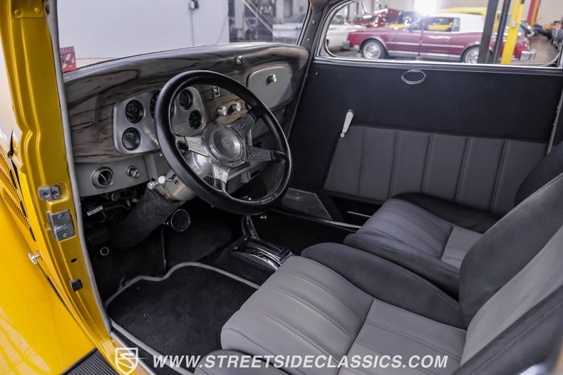 Ford-Victoria-1933-Gold-Gray-3