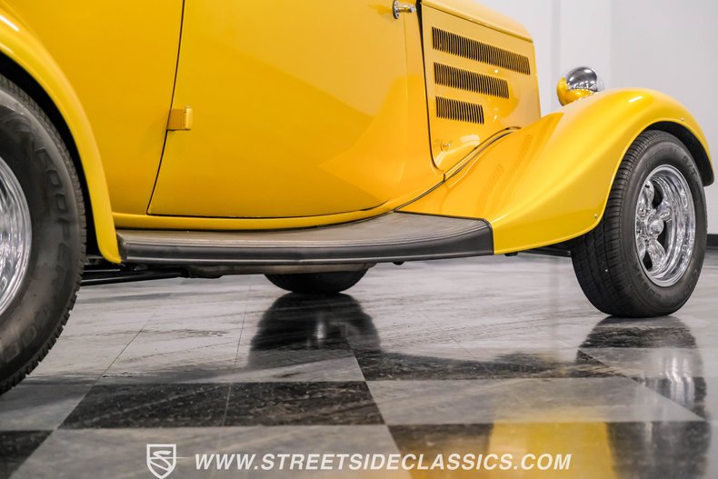 Ford-Victoria-1933-Gold-Gray-37