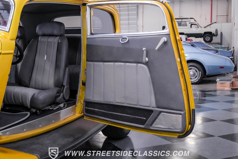 Ford-Victoria-1933-Gold-Gray-42