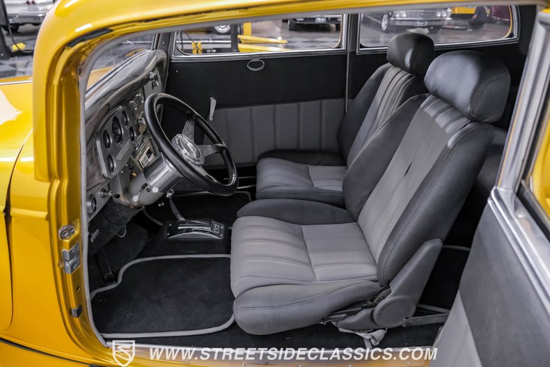 Ford-Victoria-1933-Gold-Gray-43