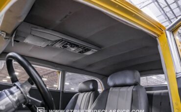 Ford-Victoria-1933-Gold-Gray-47