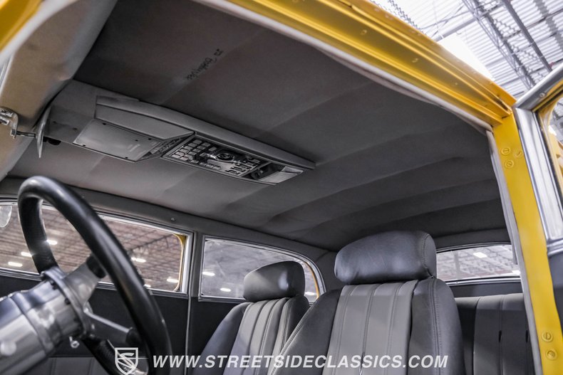 Ford-Victoria-1933-Gold-Gray-47