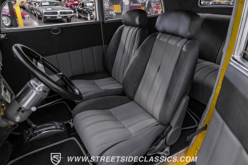 Ford-Victoria-1933-Gold-Gray-49