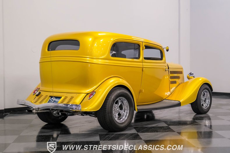 Ford-Victoria-1933-Gold-Gray-9