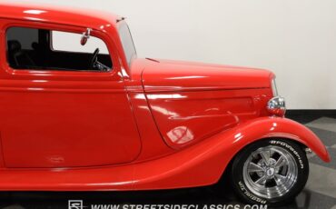 Ford-Victoria-1933-Red-Black-ampamp-Red-1