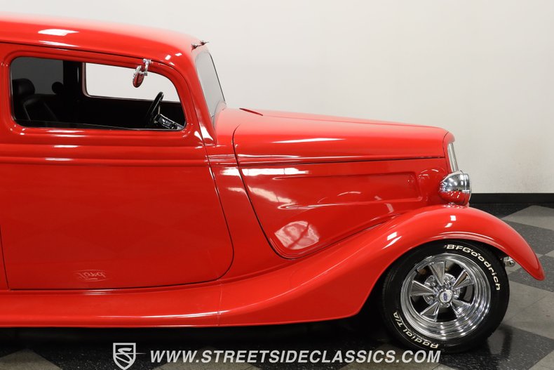 Ford-Victoria-1933-Red-Black-ampamp-Red-1